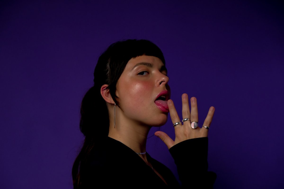 Julia Mestre lança compacto com Lux & Tróia para anunciar segundo álbum