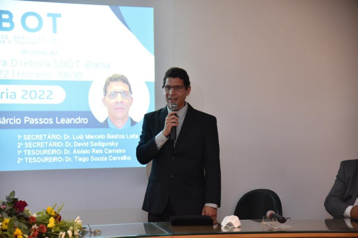 Dr. Marcio P. Leandro toma posse como presidente da SBOT -BA (gestão 2022)