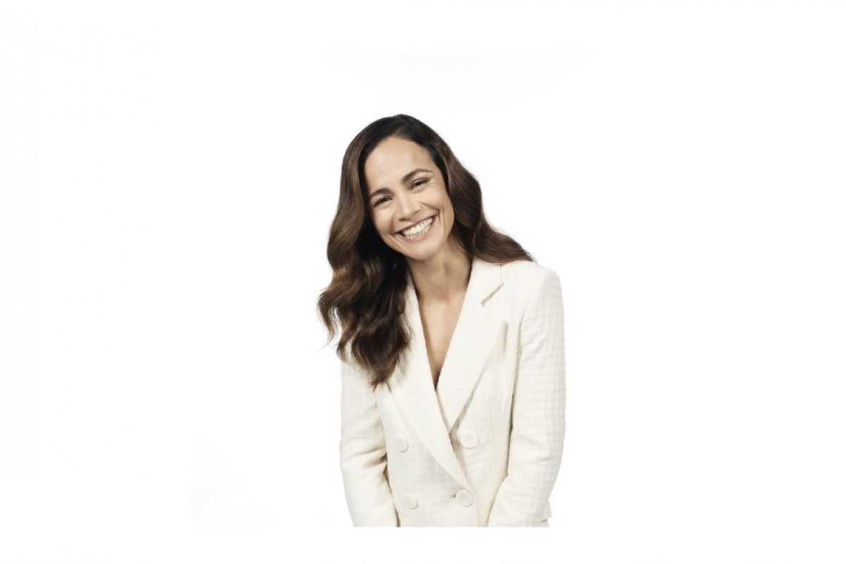 Alice Braga estrela campanha para D4U USA Group