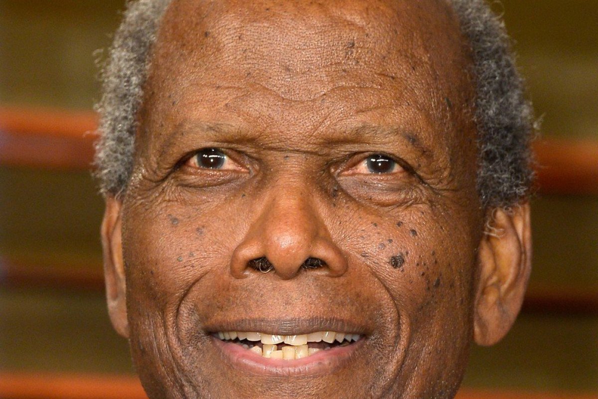 Sidney Poitier, primeiro negro a levar o Oscar, morre aos 94 anos
