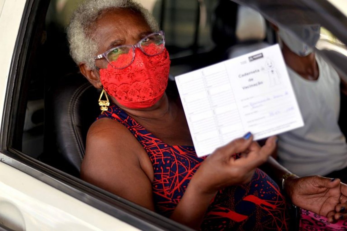 Vacinação contra gripe em Salvador será exclusiva para idosos neste sábado (8)