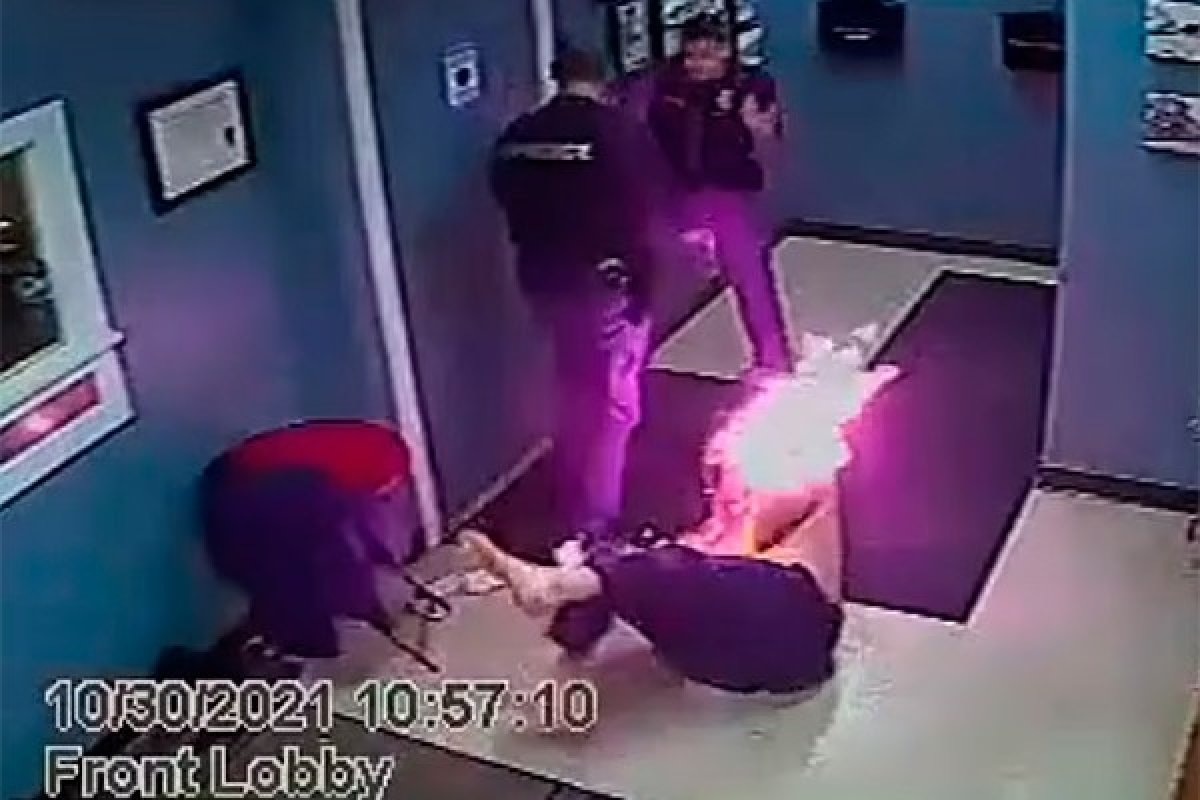Homem é incendiado após ser atingido por arma de choque da polícia