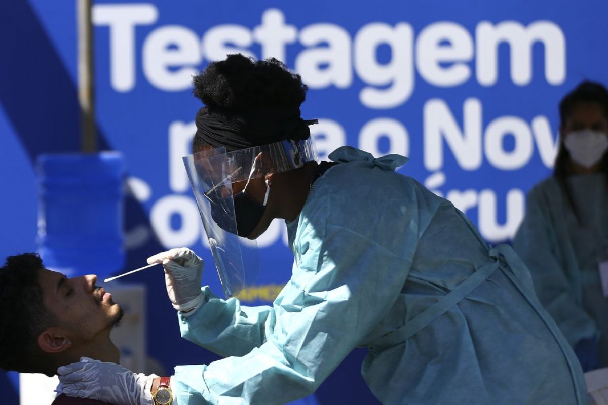 Mesmo com avanço da Ômicron, distribuição de testes para Covid-19 apresenta queda de 52%