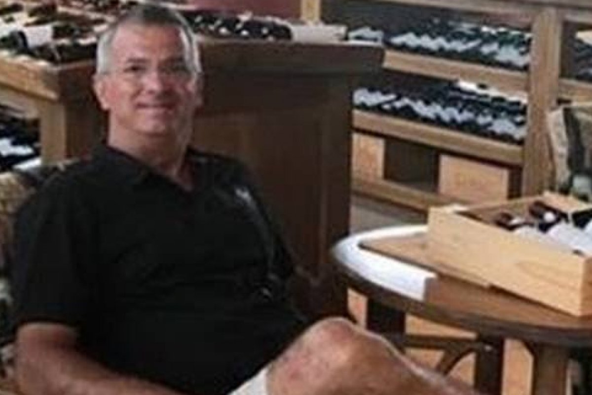 Marceneiro de mão cheia, pai de Bruna Marquezine é contratado por Neymar