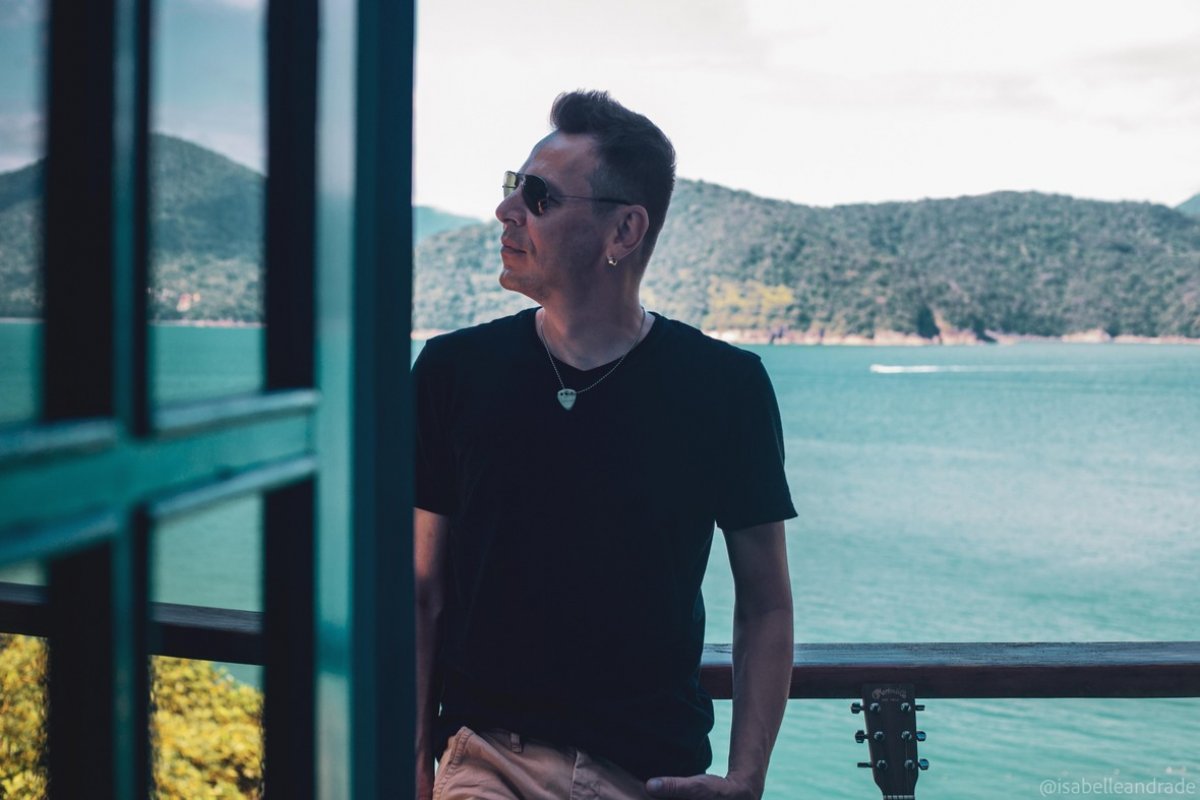 'O Azul' é o mais novo lançamento do primeiro álbum solo de Fernando Ceah 