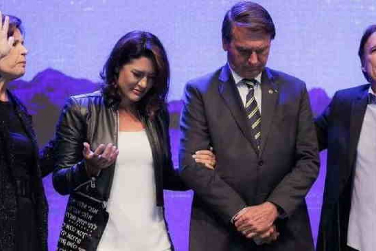 Bolsonaro participa de culto com Michelle e Onyx