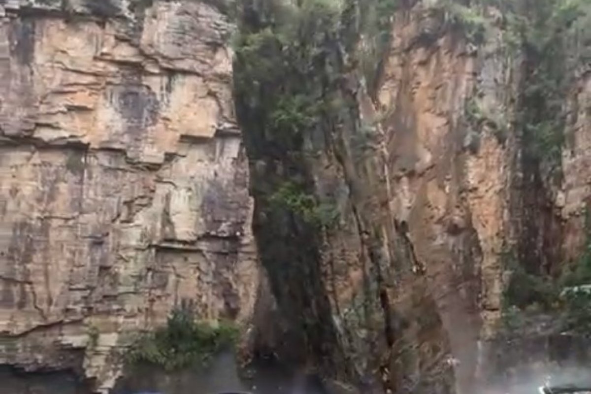 Vídeo: deslizamento de rocha atinge barcos no Capitólio em Minas Gerais