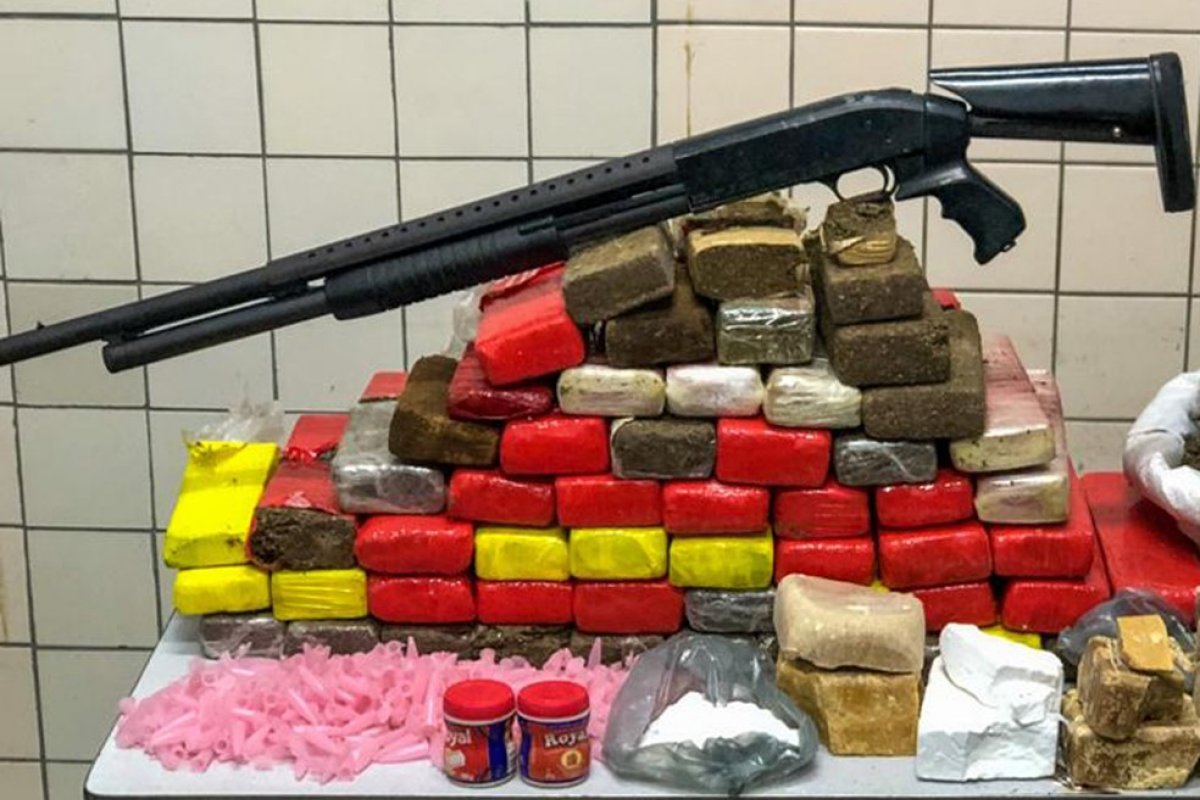 Polícia prende suspeito e apreende 54 kg de drogas em imóvel em Jequié, interior da Bahia