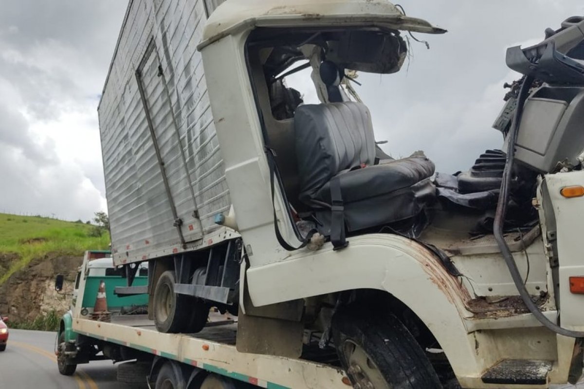 Homem morre após caminhão colidir com uma rocha na BA-263, no sudoeste do estado