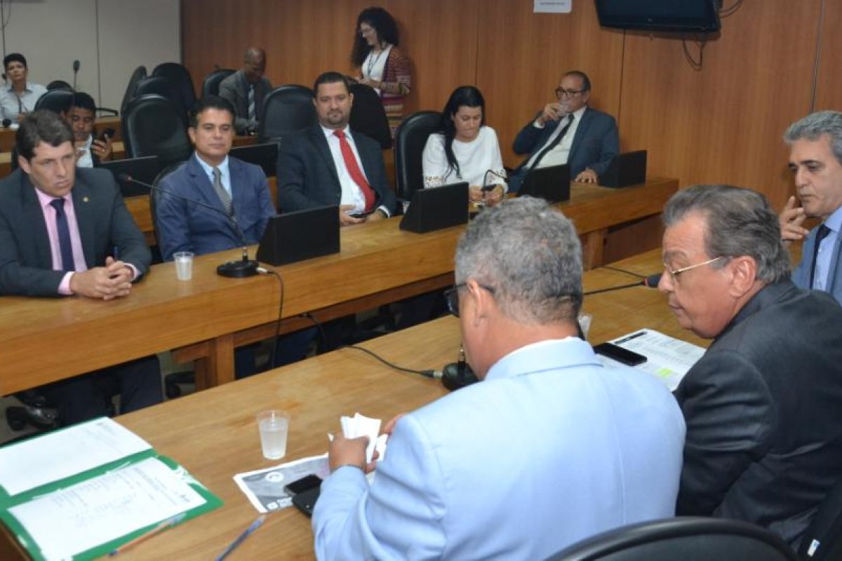 Comissão que discutirá regulamentação do transporte complementar é instalada na ALBA