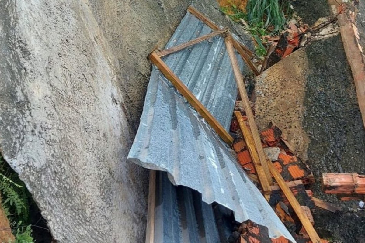 Parte de imóvel desaba devido à deslizamento de terra no bairro de São Caetano, em Salvador