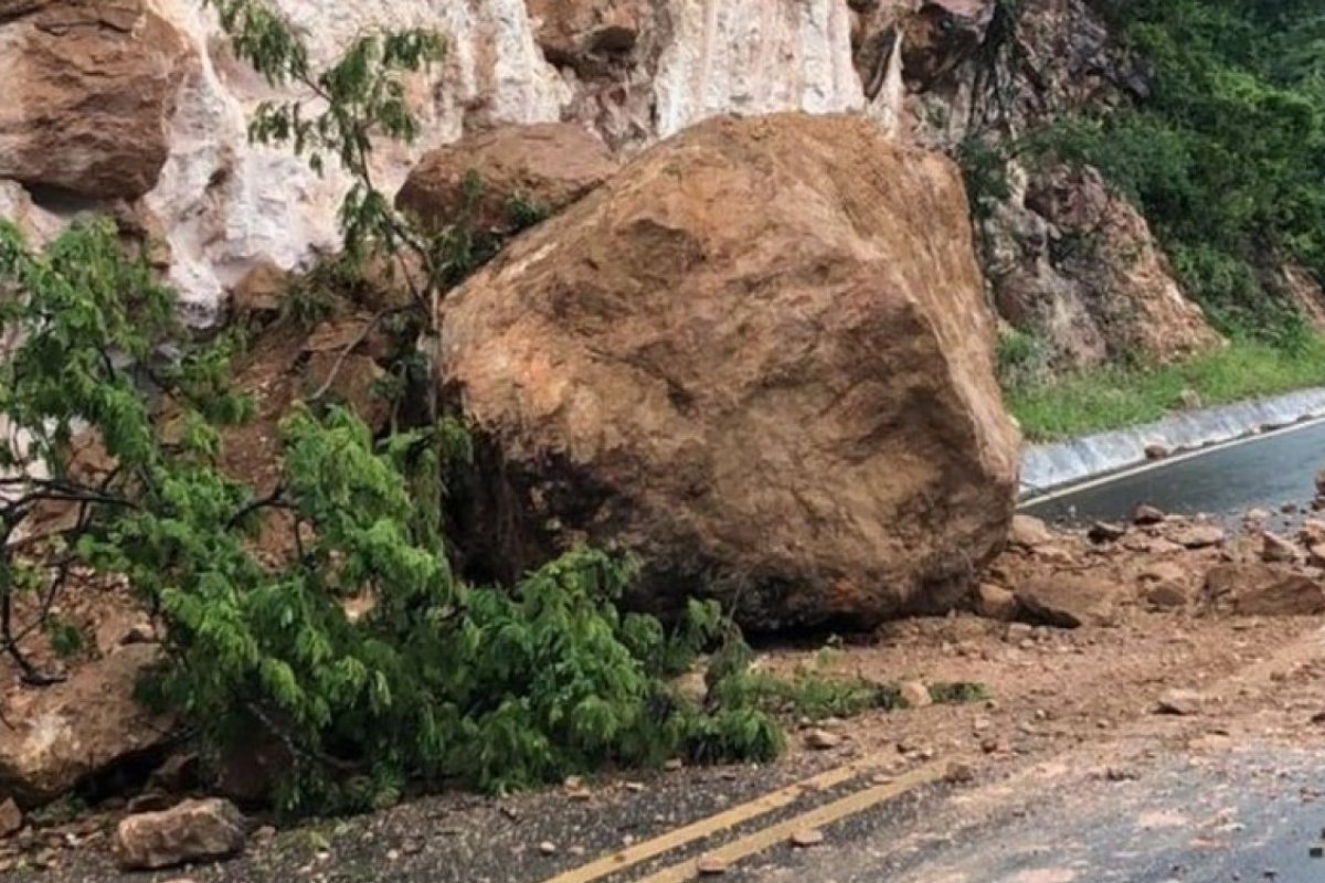 Rocha se desprende de 'paredão' e cai em trecho próximo a Chapada