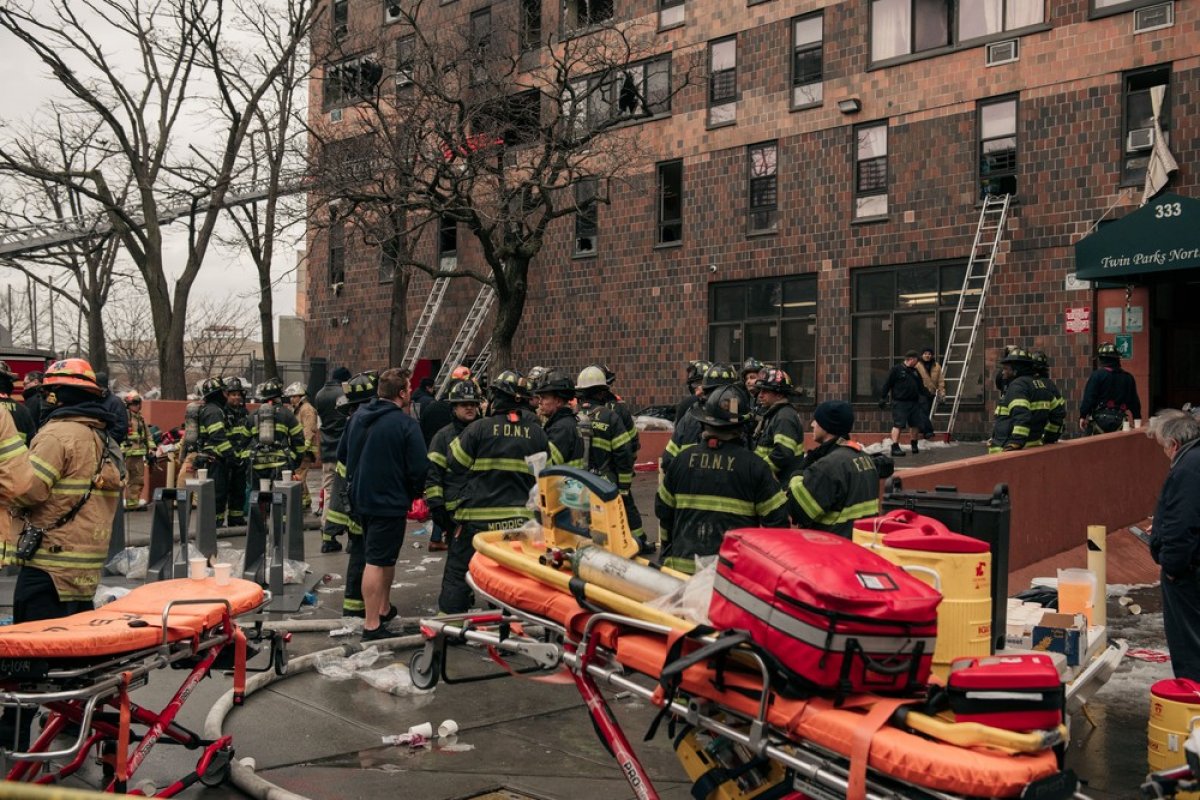 Incêndio em prédio de NY causa a morte de 19 pessoas