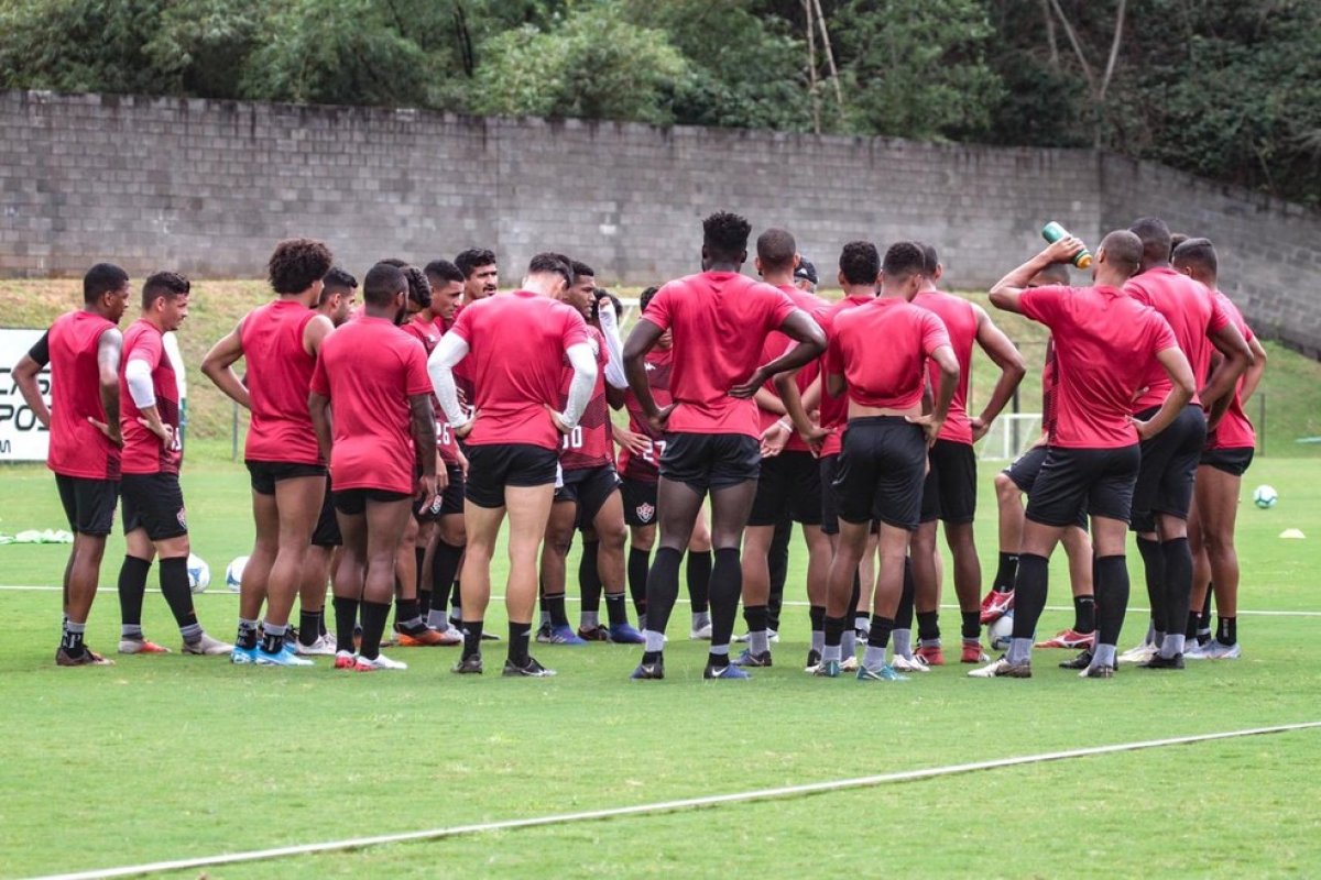 Vitória suspende atividades do profissional após surto de Covid-19