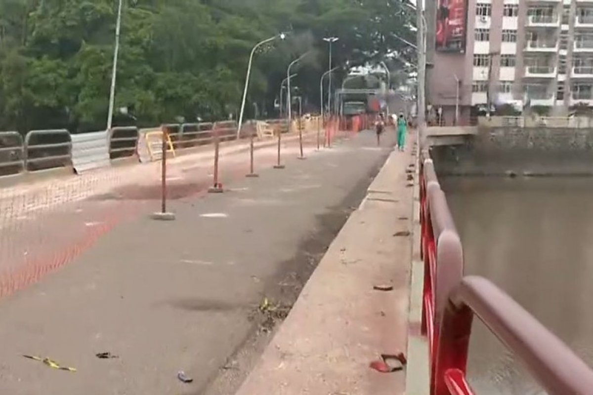 Ponte segue interditada para veículos após 20 dias das enchentes em Itabuna, no sul da Bahia