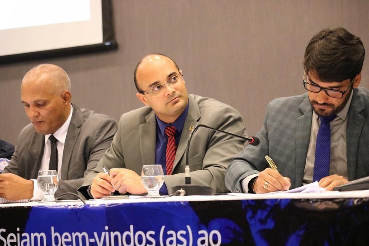 Deputado Capitão Alden se reune com presidência da Alba e comandante da PM para discussão sobre reivindicações da PM