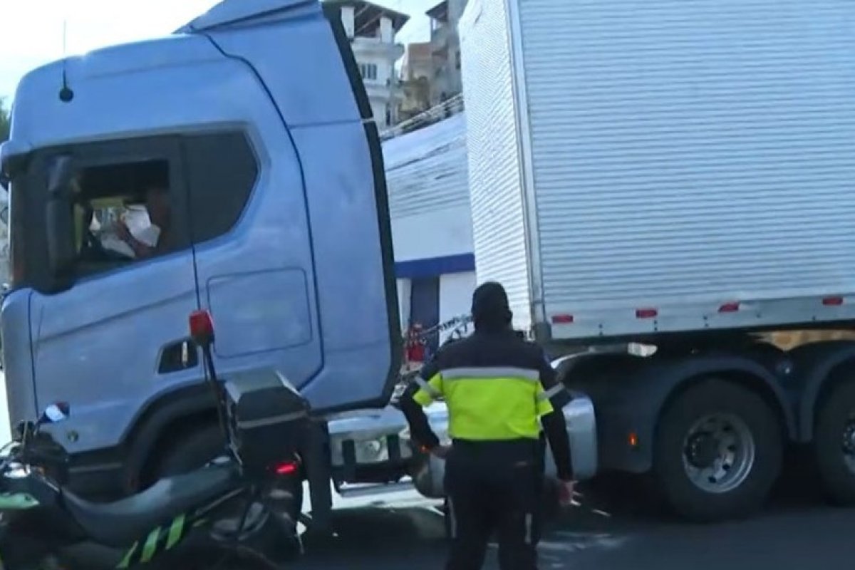 Carreta quebra e deixa trânsito congestionado na Avenida Vasco da Gama, em Salvador