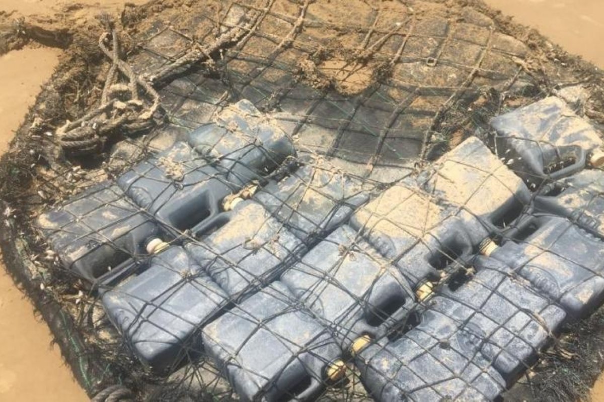 Fardo com 15 galões de plástico é encontrado durante limpeza de óleo em Aracaju