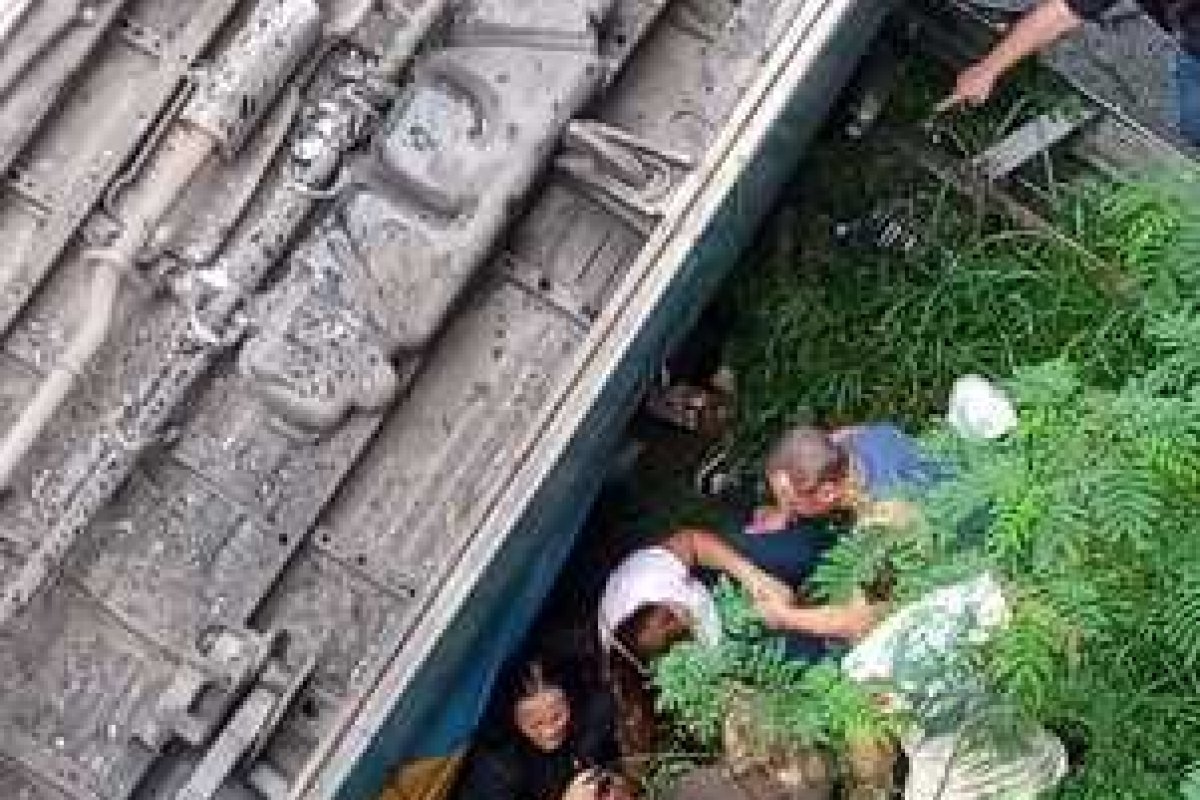 Acidente com van, na Linha Vermelha do RJ, deixa 16 pessoas feridas e uma morta