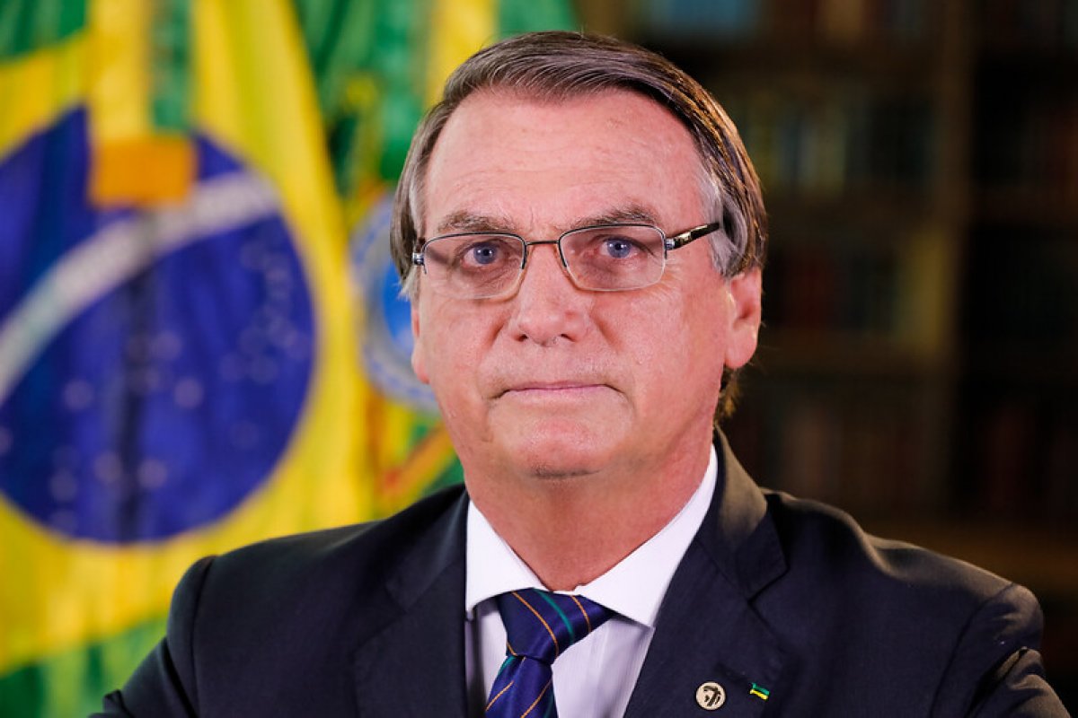 Bolsonaro critica Fachin por permitir linguagem neutra: 'O que tem na cabeça?'