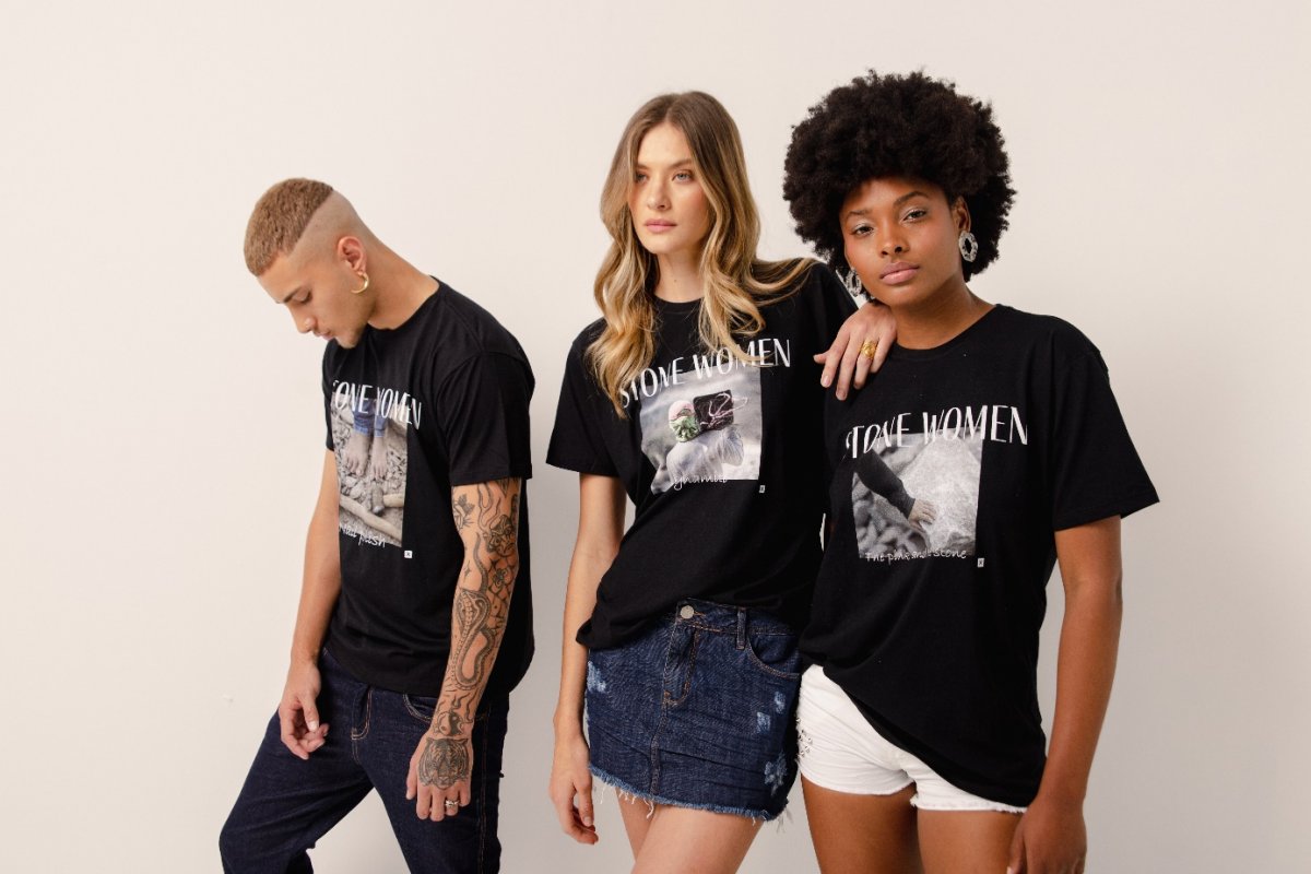 Mulheres que quebram pedra de forma quase pré-histórica na Chapada Diamantina ganham vida em camisetas