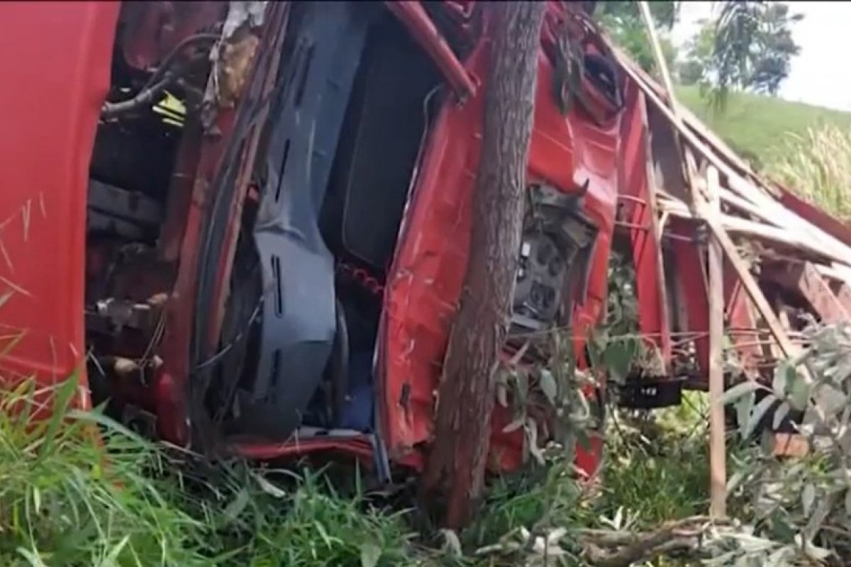 Duas pessoas morrem após motorista de caminhão perder direção do veículo na Bahia