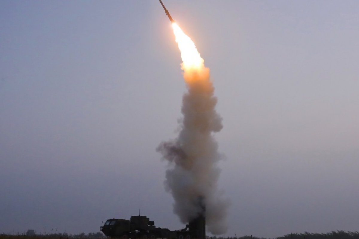 Coreia do Norte lança novo míssil balístico e reforça capacidade de expansão militar