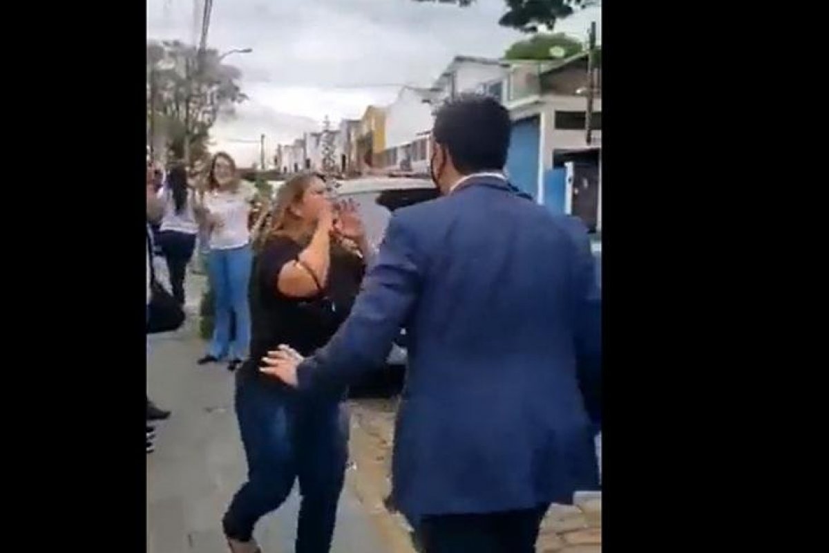 Vídeo: Mulher tenta agredir João Doria na rua: 'está tentando colocar vacina nas crianças'