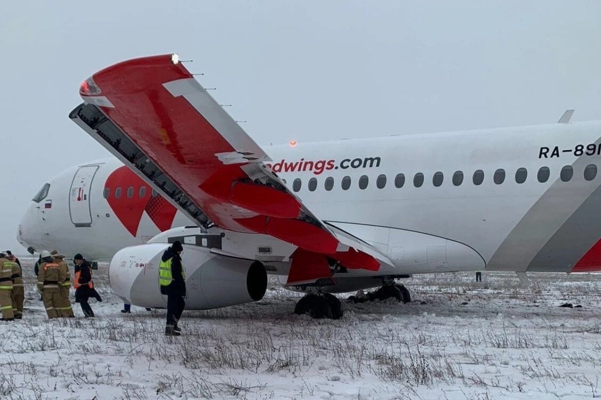 Avião com passageiros ultrapassa pista de pouso após piloto não conseguir frear