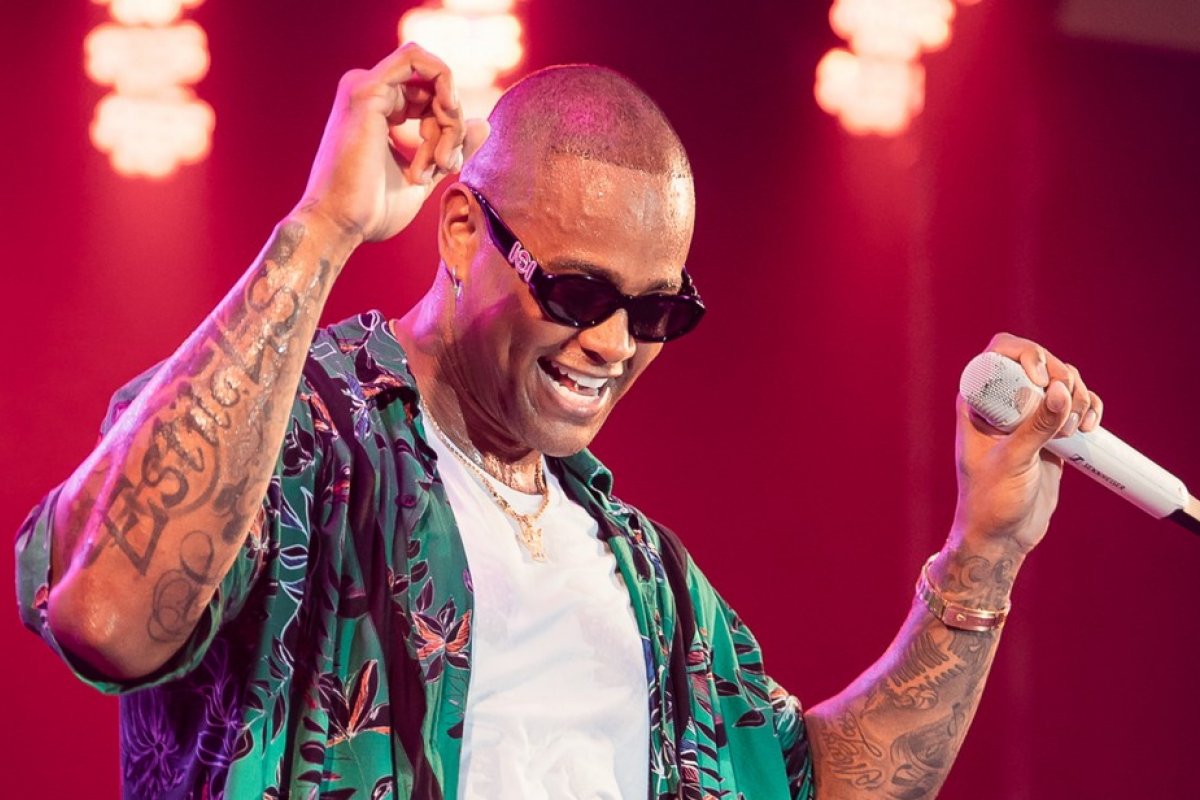 Léo Santana cobra 'pacto coletivo pela vacinação' após cancelamento do Baile da Santinha