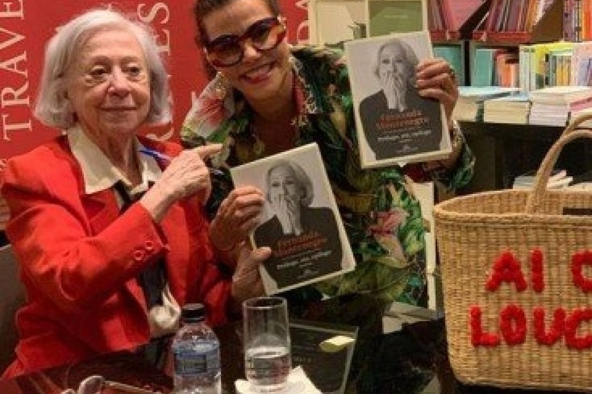 Socialite Narcisa Tamborindeguy é agredida com tapas após furar fila