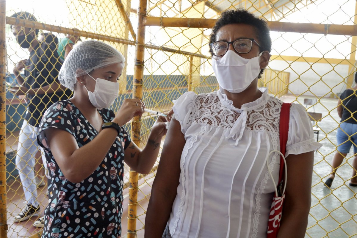 Covid-19: mais nove mil pessoas são vacinadas com primeira dose na Bahia