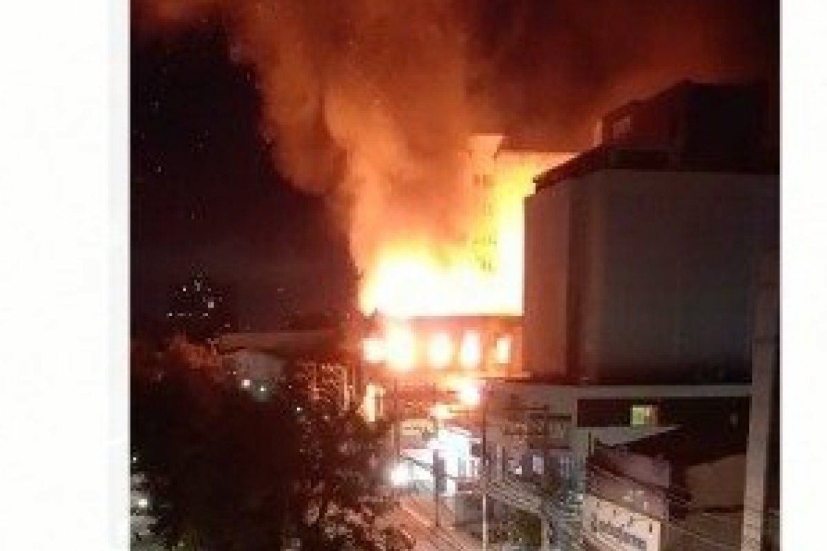 Vídeo: incêndio atinge casarão no centro de Salvador