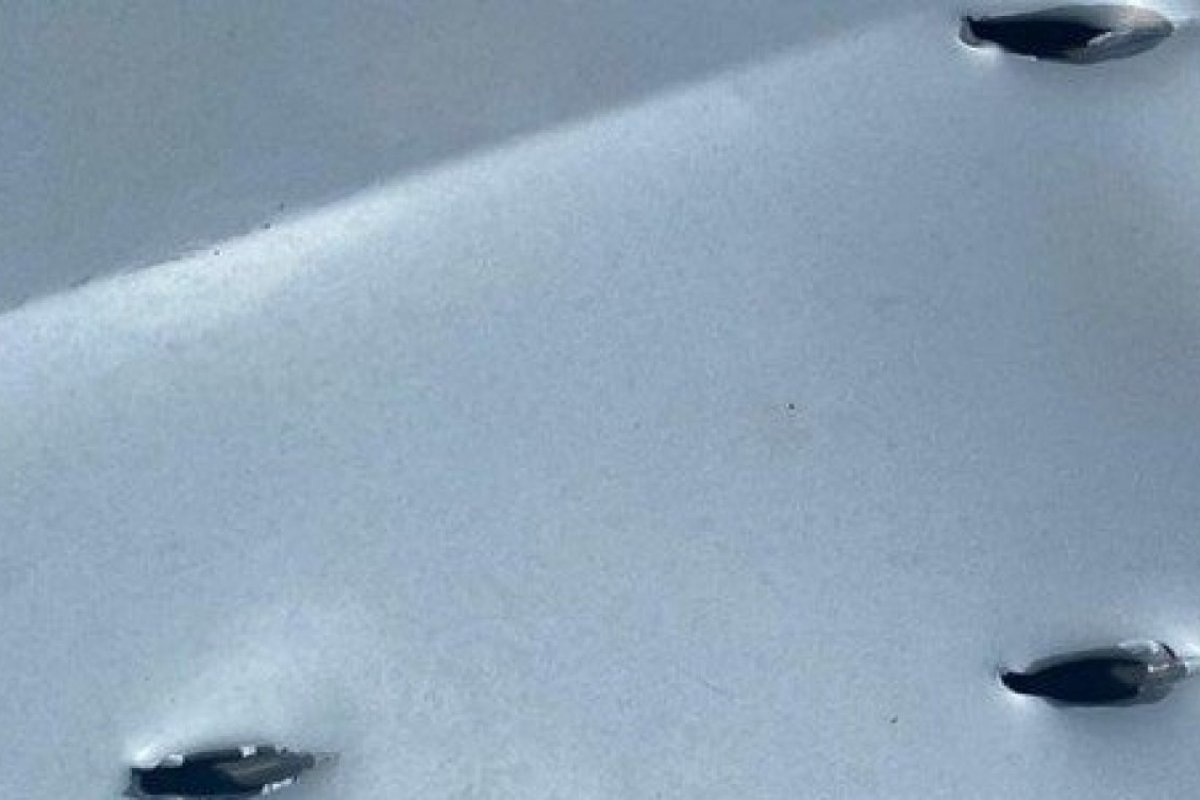 PM tem carro alvejado após entrar por engano no Planeta dos Macacos, em São Cristóvão