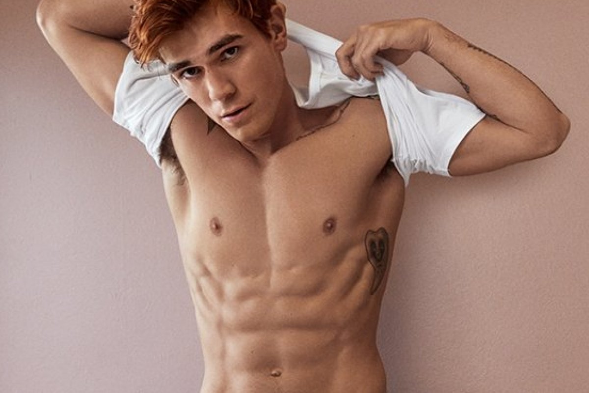 Lacoste acaba de anunciar KJ Apa como seu novo embaixador global