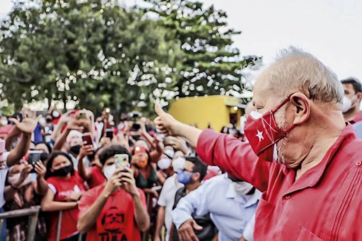 Pesquisa traz vitória de Lula no 1º turno