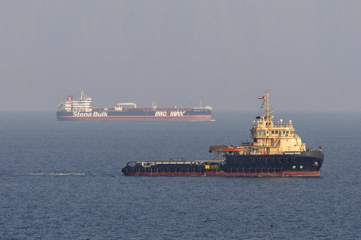 Navio petroleiro foi atingido por mísseis, informa Irã