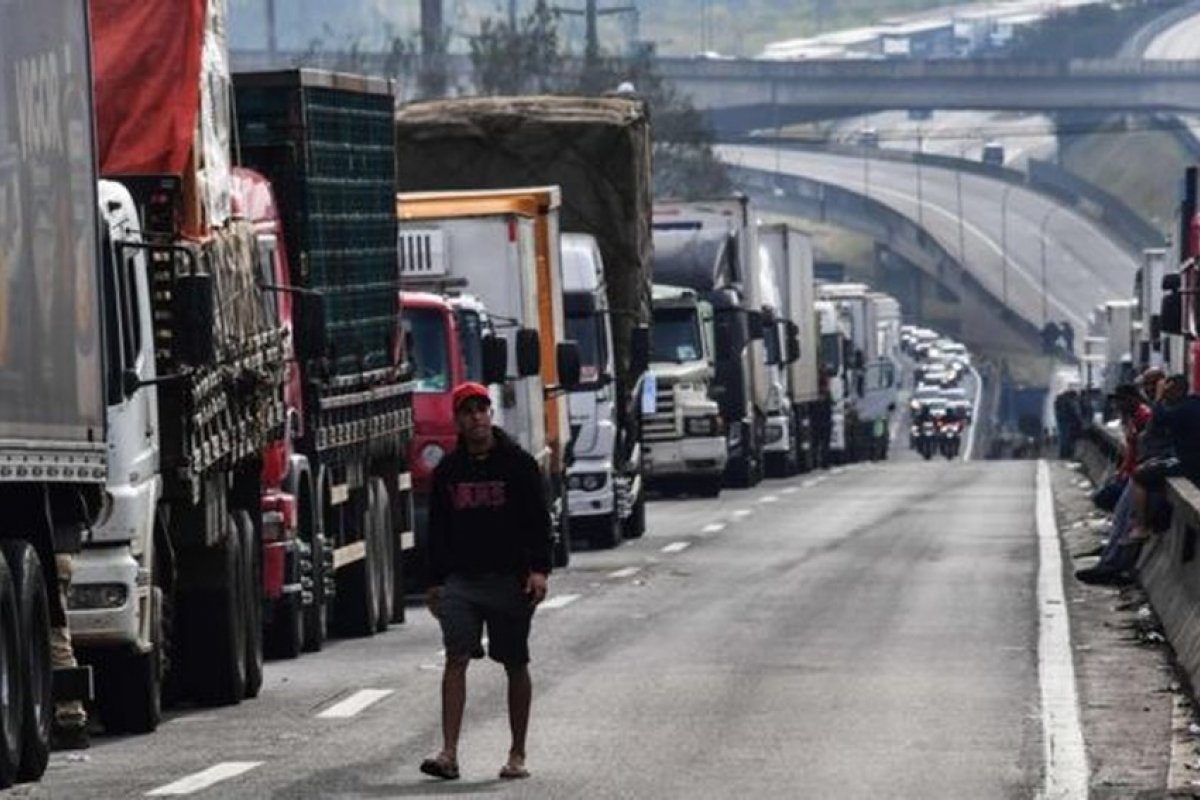 ‘Estamos saturados’, diz liderança dos caminhoneiros sobre preço dos combustíveis