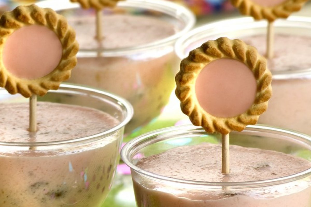 Geladinho de Iogurte com Biscoito é a sobremesa perfeita para preparar com os pequenos