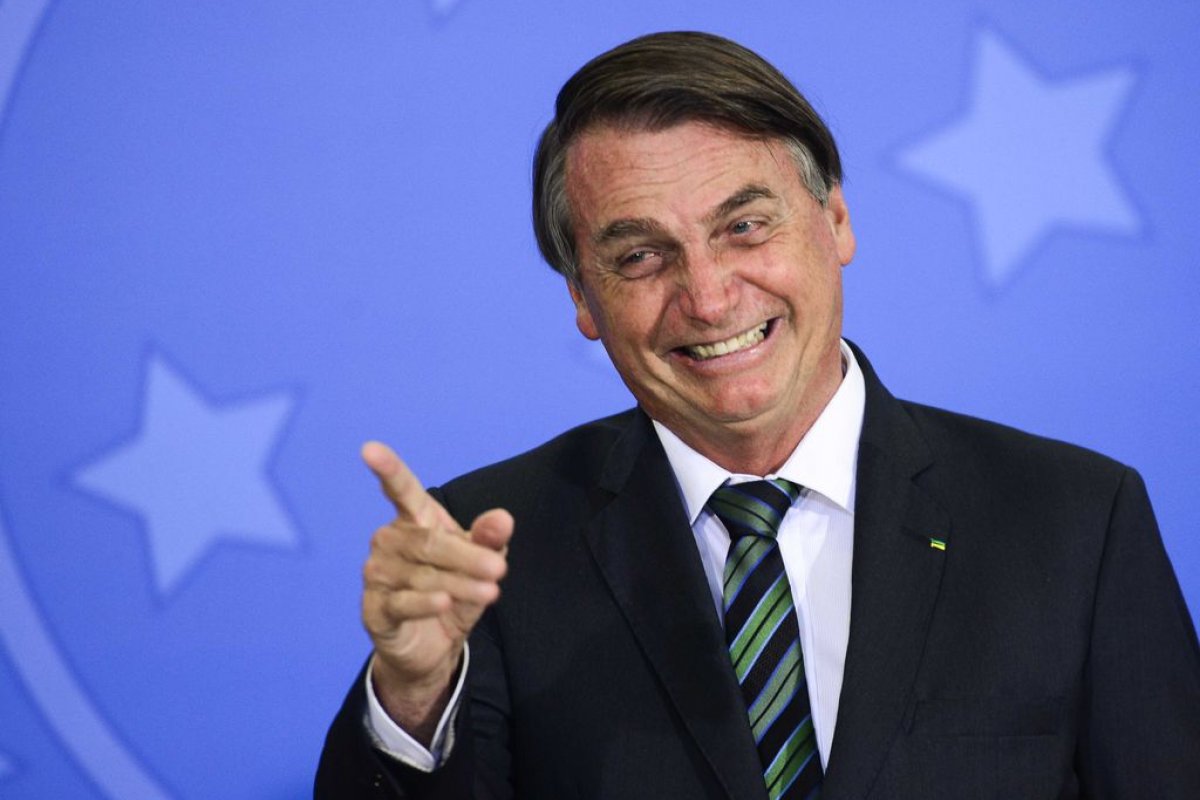 Bolsonaro volta a criticar ministros do STF: 'Quem é que esses dois (Barroso e Moraes) pensam que são?'