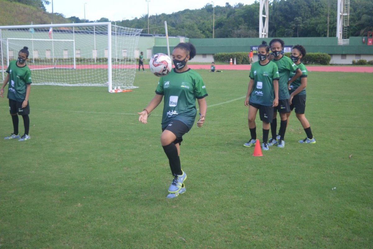 Projeto de futebol feminino abre inscrições para aulas gratuitas na capital baiana