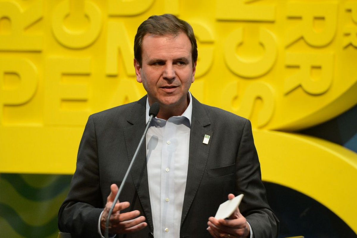 Paes considera proibir 'litrão' de cerveja no Rio para quem não se vacinar contra Covid-19