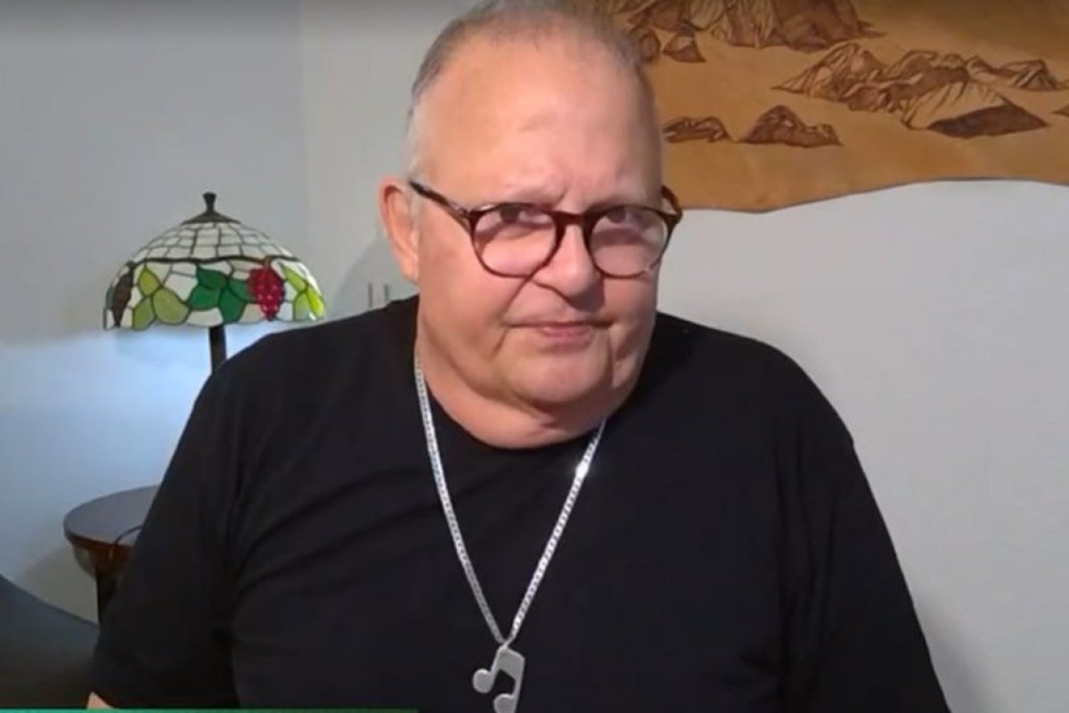 Morando na Bahia, Guilherme Arantes diz ter ficado oito meses 'paralítico' na Europa e elogia o SUS