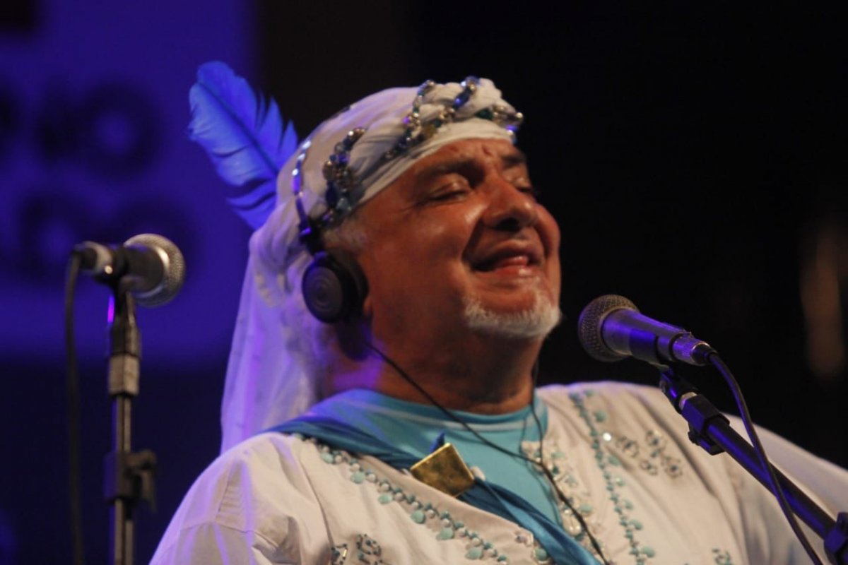 Gerônimo Santana abre os ensaios de verão com look assinado por Lia Presenti