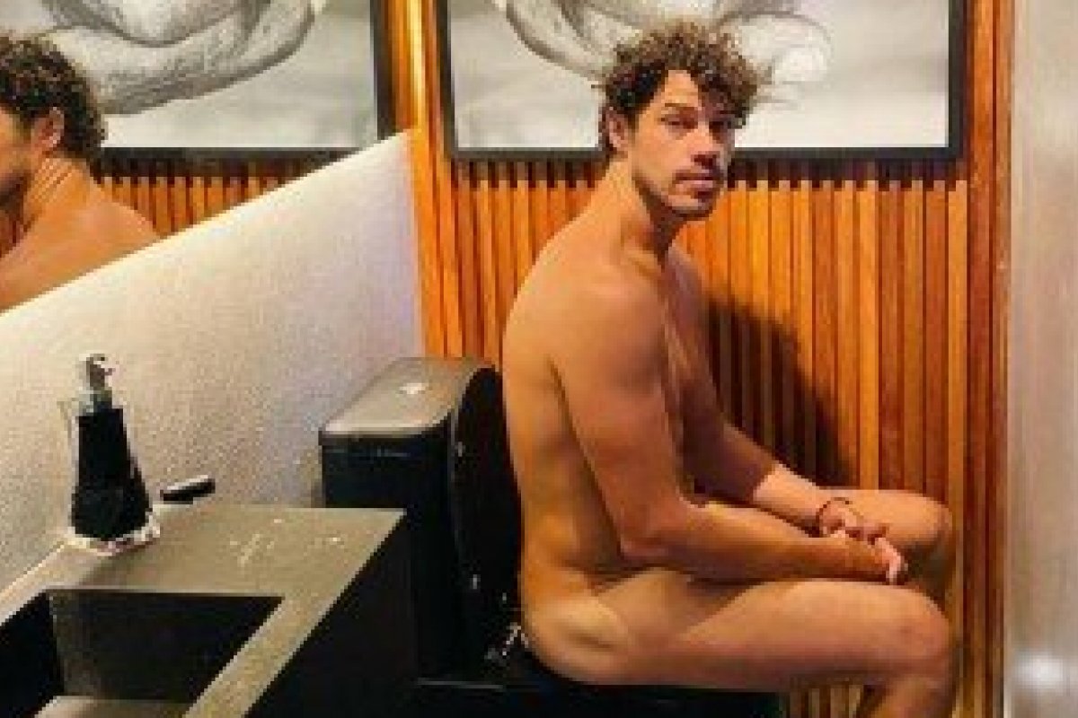 José Loreto posta foto nu no banheiro e revela que faz xixi sentado