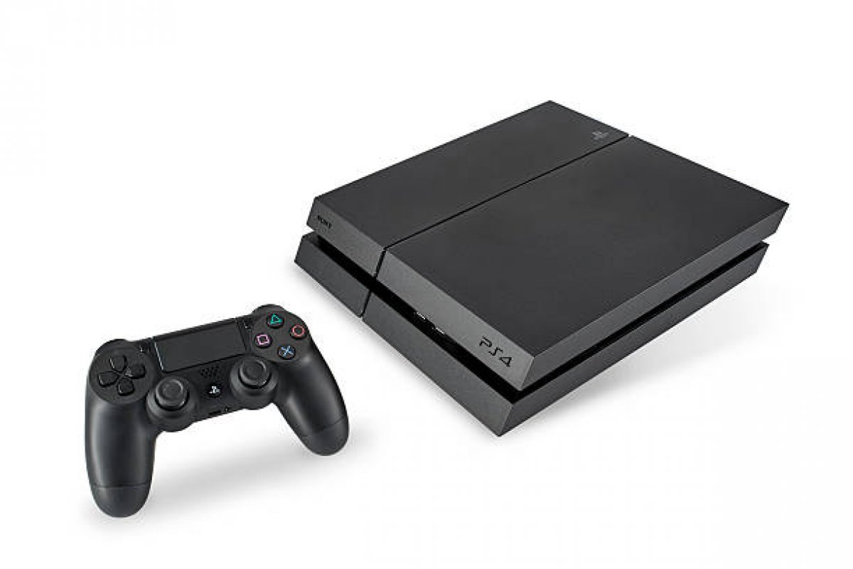 Com baixa oferta de PS5, Sony mantém produção de PS4
