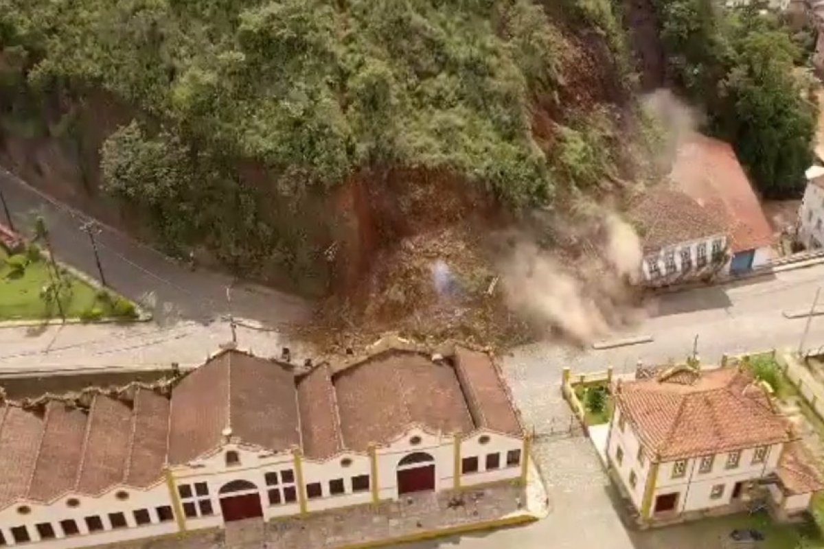 Vídeo: deslizamento de morro destrói imóvel histórico de Ouro Preto, em Minas Gerais