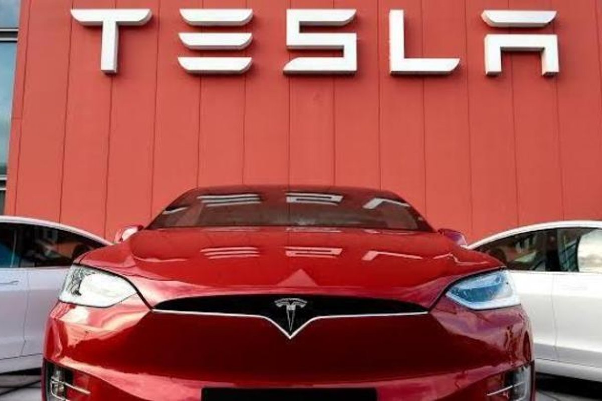 Hacker de 19 anos confessa que invadiu mais de 25 carros da Tesla remotamente