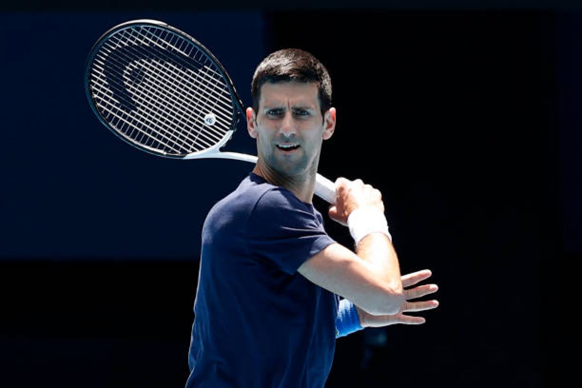 Djokovic é incluído em sorteio do Aberto da Austrália, mas ainda pode ser deportado