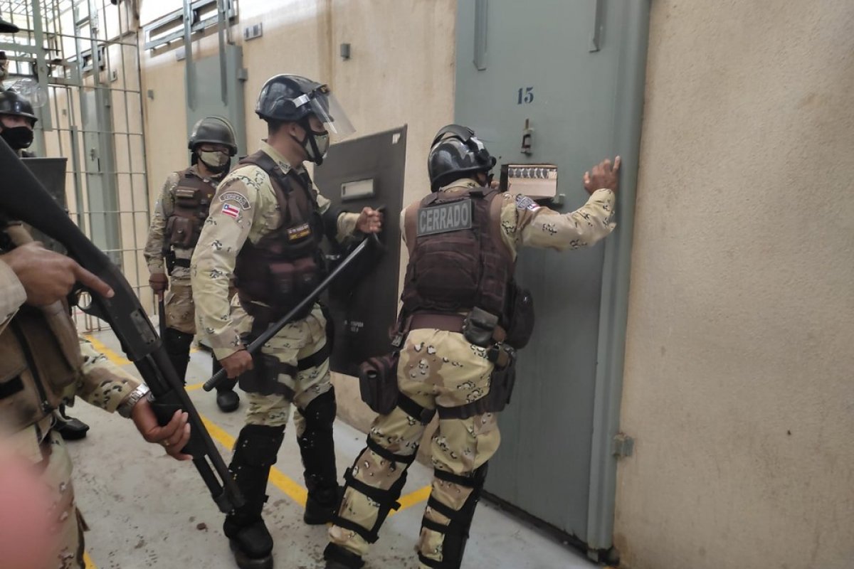 Operação policial apreende 18 celulares e objetos cortantes em presídios da RMS e do interior da Bahia